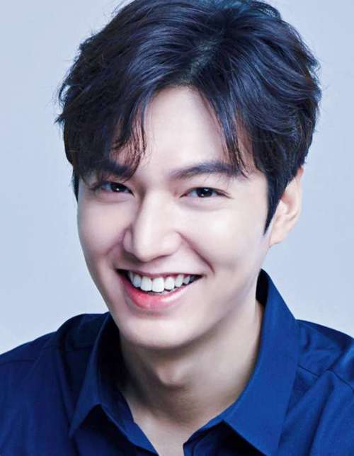 Cabelo preto e penteado casual de Lee Min-ho  em 2024