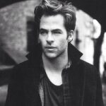 chris pine cheveux mi-longs désordonnés et méchés